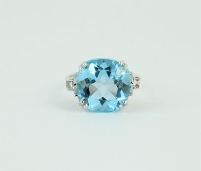 Bague en or gris 18K (750/1000) ornée d'une...