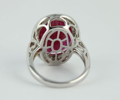 Bague en or gris18K (750/1000) orné d'un...
