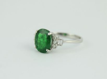 Bague en or gris 18K (750/1000) de style...