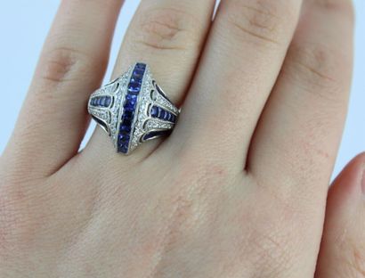 Bague en or gris 18K (750/1000) de style...
