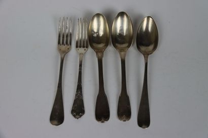 Réunion de deux fourchettes et trois cuillères...