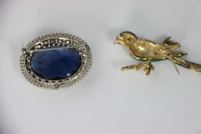 Set of costume jewelry including a brooch...