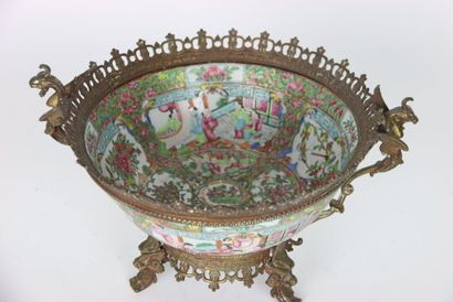 Cup mounted in porcelain of Canton, painted...