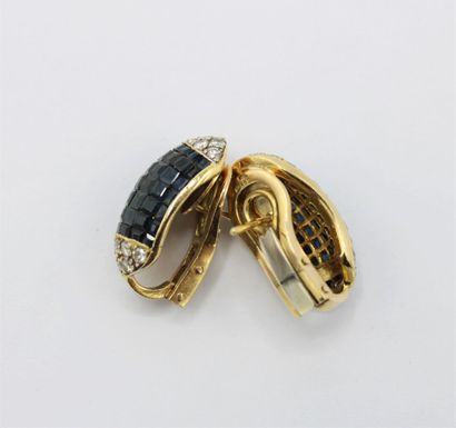 Pair of earrings in 18K (750/1000) yellow...