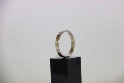 CARTIER, anneau Love en or blanc. TDD : 70...