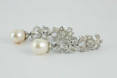 Paire de boucles d'oreille en or gris 18K...