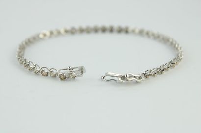 Bracelet en or gris 18K (750/1000) orné d'une...
