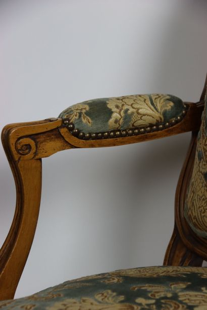 Suite de quatre fauteuils à la reine en bois...