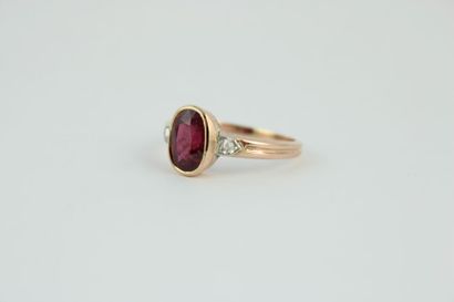 Bague en or rose 18K (750/1000) centrée d'un...