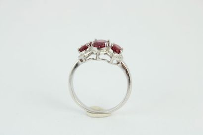Bague jarretière en or gris 18K (750/1000)...