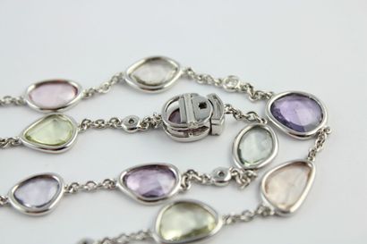 Collier en or gris 18K (750/1000) ornée de...