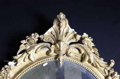 Miroir ovale en bois stuqué et doré de style...