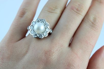 Bague en or gris 18K (750/1000) formant une...