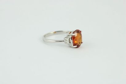 Bague en or gris 18K (750/1000) centré d'un...