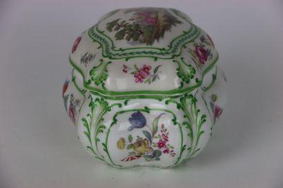 SAXE. Old porcelain candy box. Dimensions:...