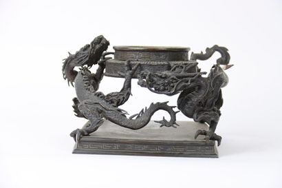 JAPAN. Bronze brazier decorated with dragons...