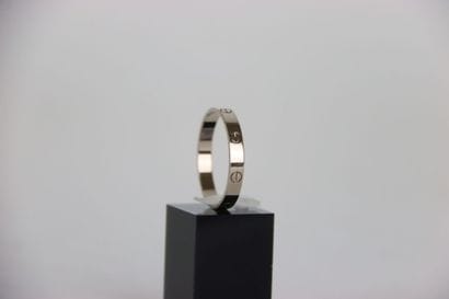 CARTIER, anneau Love en or blanc. TDD : 70...