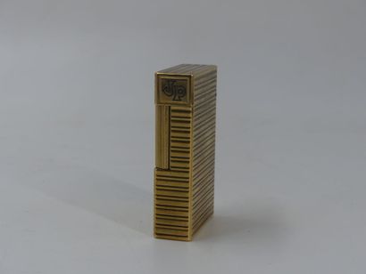DUPONT. Briquet en métal doré, monogramme...