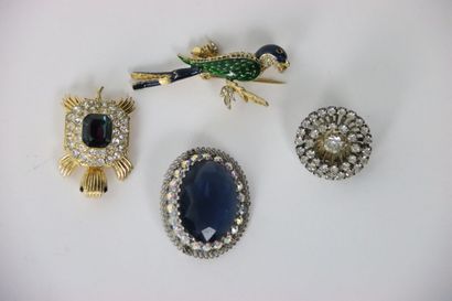 Set of costume jewelry including a brooch...