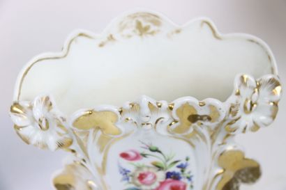 Réunion comprenant un vase en opaline à décor...