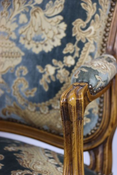 Suite de quatre fauteuils à la reine en bois...