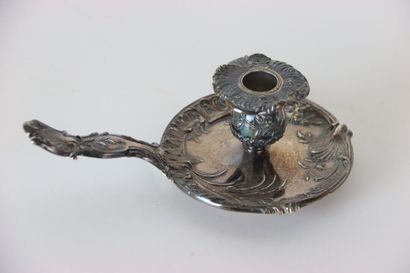 Un bougeoir à main et un socle en argent,...