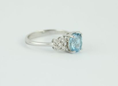 Bague en or gris 18K (750/1000) centrée d'une...