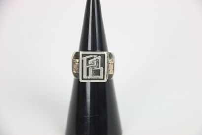 Silver signet ring. Net weight: 8.61g.
We...