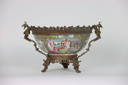 Cup mounted in porcelain of Canton, painted...