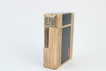 DUPONT
Briquet en plaqué or laque noir et...