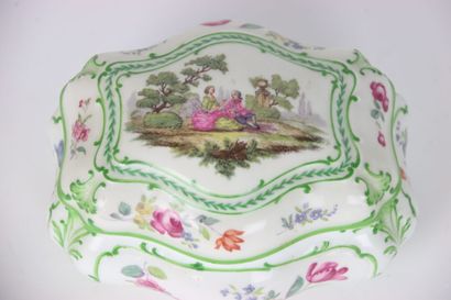 SAXE. Old porcelain candy box. Dimensions:...