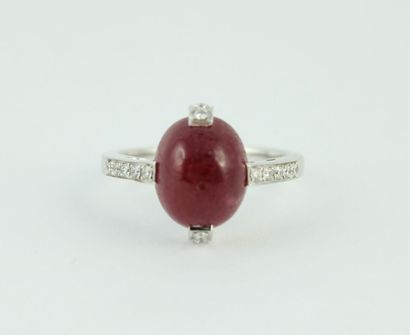 Bague en or gris 18K (750/1000) centrée d'un...