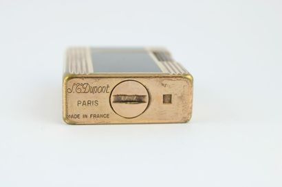 DUPONT
Briquet en plaqué or laque noir et...