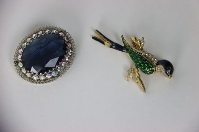 Set of costume jewelry including a brooch...