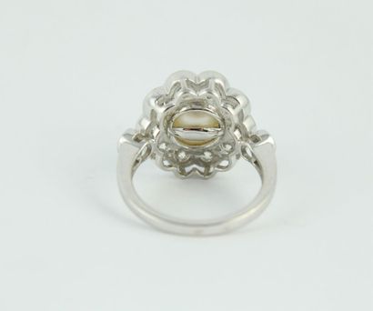 Bague en or gris 18K (750/1000) formant une...
