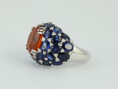 Bague en or gris 18K (750/1000) de forme...