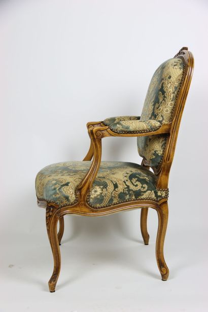 Suite de quatre fauteuils à la reine en bois...