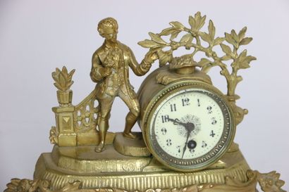 Pendule en bronze doré à décor de jeune galant...