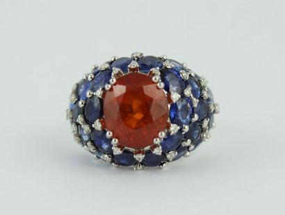Bague en or gris 18K (750/1000) de forme...