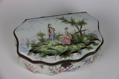 Porcelain box with decoration of marivaudages...