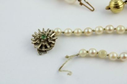 Lot including:
- A necklace of cultured pearls...