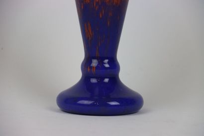MURANO (dans le goût de). Vase en verre orange...
