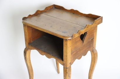 Table de chevet de style Louis XV, les deux...
