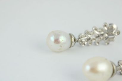 Paire de boucles d'oreille en or gris 18K...