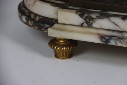 Horloge en régule à base de marbre. Les tourterelles...