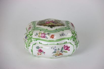 SAXE. Old porcelain candy box. Dimensions:...