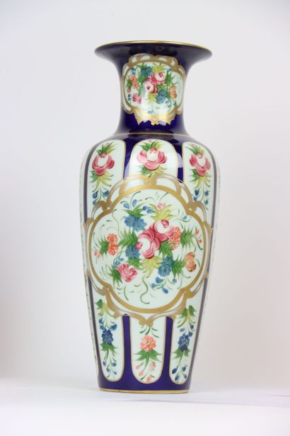 Réunion comprenant un vase en opaline à décor...