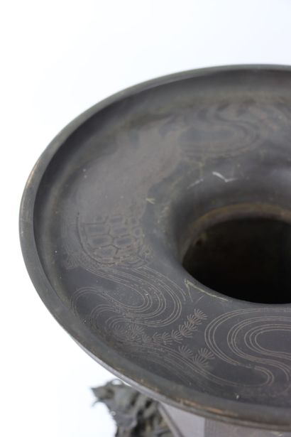 JAPAN. Bronze brazier decorated with dragons...
