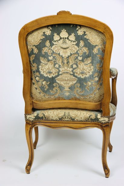 Suite de quatre fauteuils à la reine en bois...