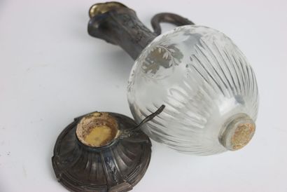 Paire de carafes en cristal à décor de feuillages,...